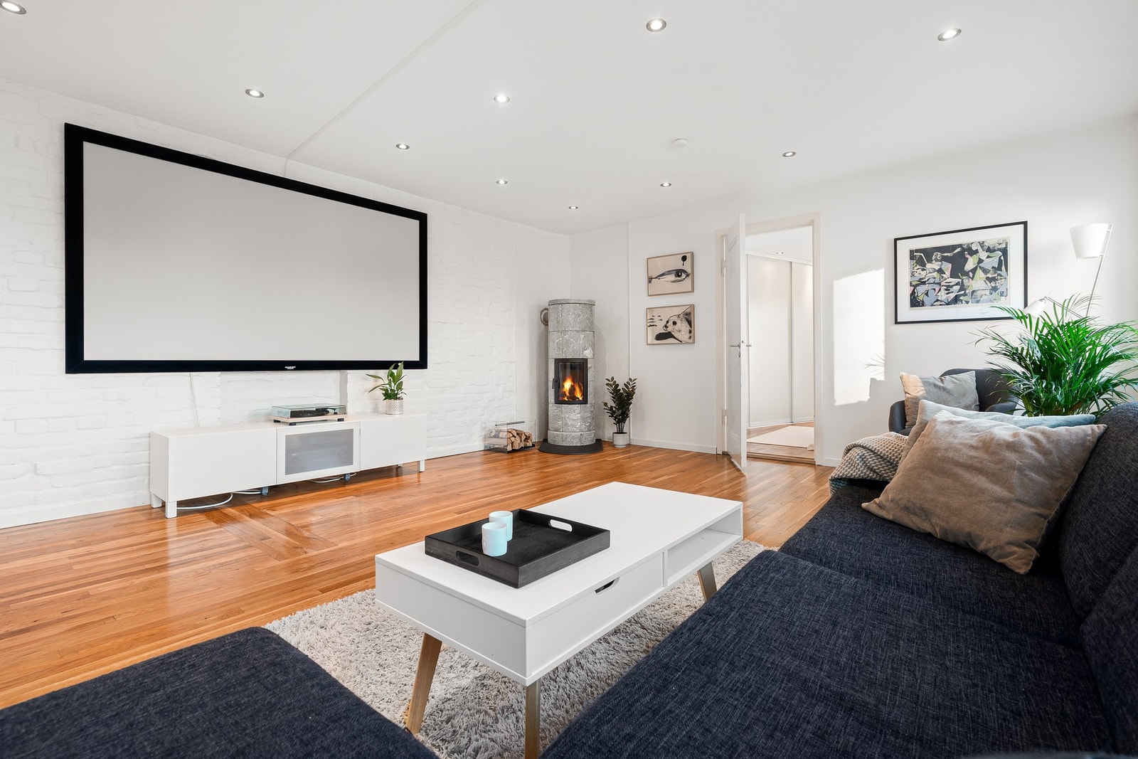 Leiligheten er romslig og har en praktisk planløsning som strekker seg over 87 kvm. Lerret for projektor kan følge handelen. Galleribilde