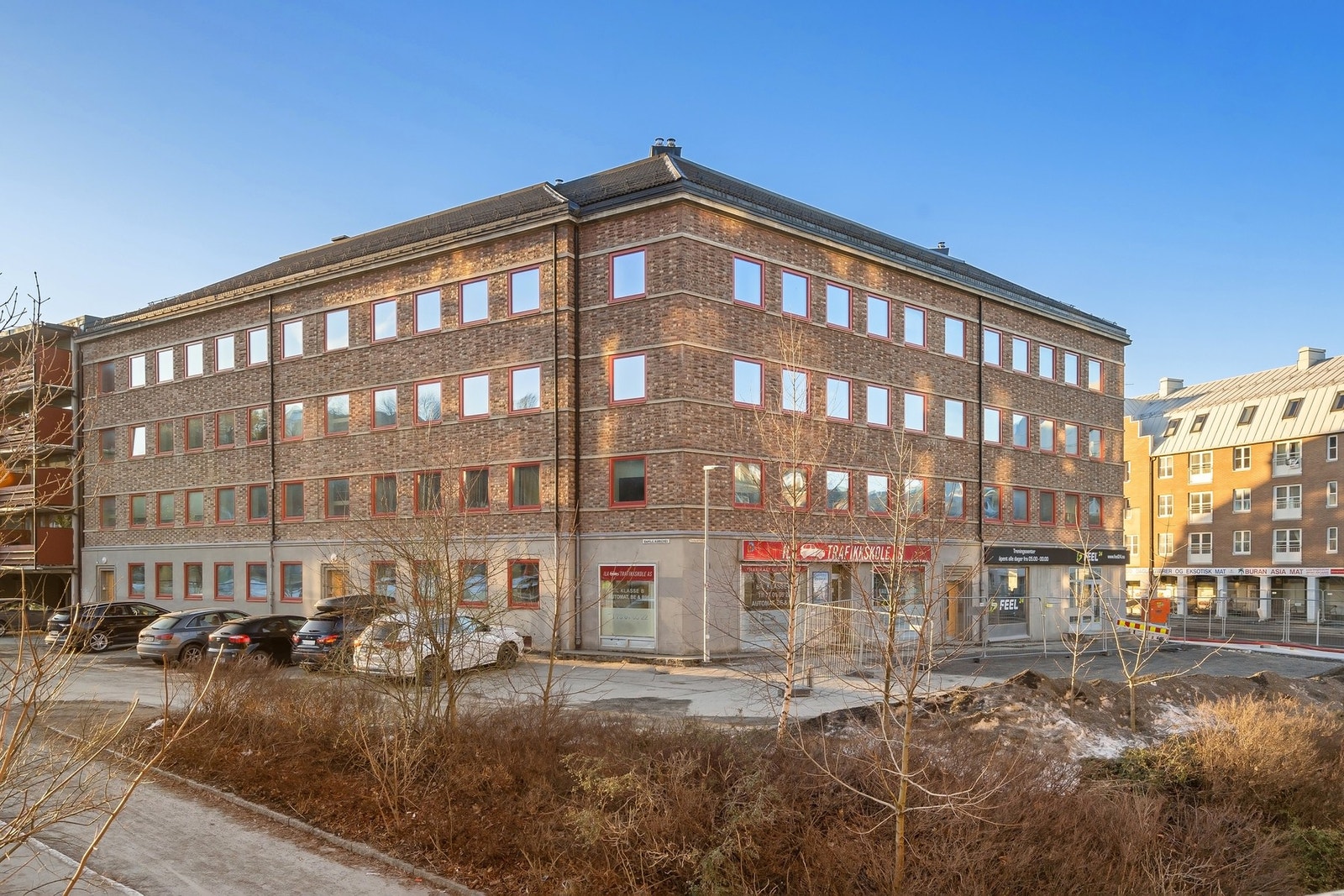 Leiligheten disponerer to store boder på loft og kjeller. Borettslaget er veldrevet og har en solid økonomi, godt hjulpet av leieinntektene fra trafikkskole og treningssenter i første etasje. Galleribilde
