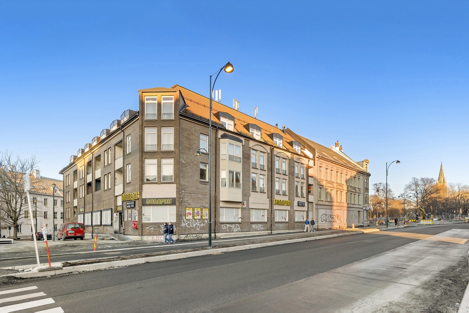 Svært godt kollektivtilbud. Det er også verdt å nevne at kommunen er i ferd med å bruke godt over 300 mill på å oppgradere Innherredsveien til miljøgate noe som betyr svært mye for bydelen. Galleribilde