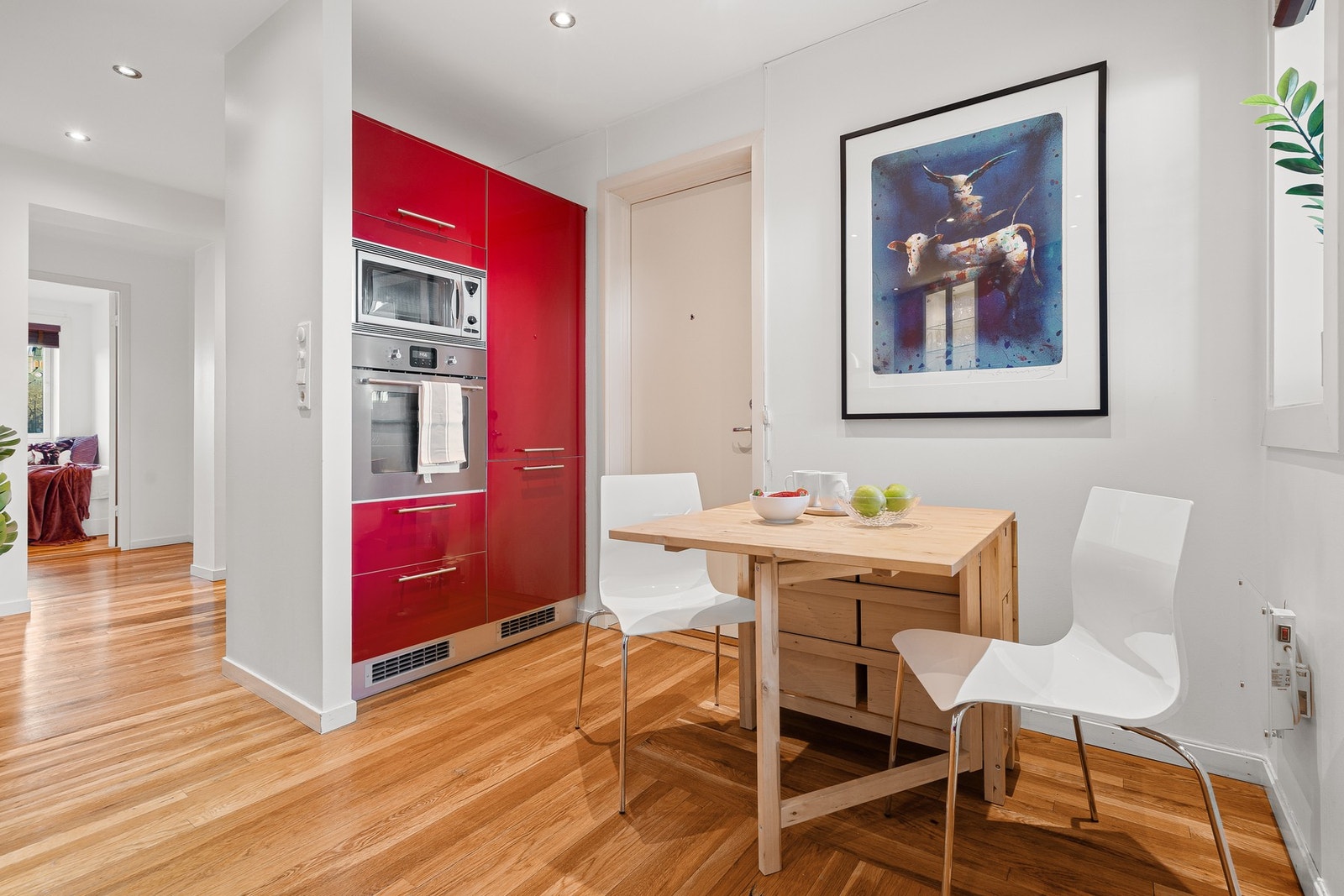 Med 13,5 kvm får du god plass til et frokostbord, men også et langt større spisebord. Praktisk med stekeovn og mikrobølgeovn i høyskap. Galleribilde