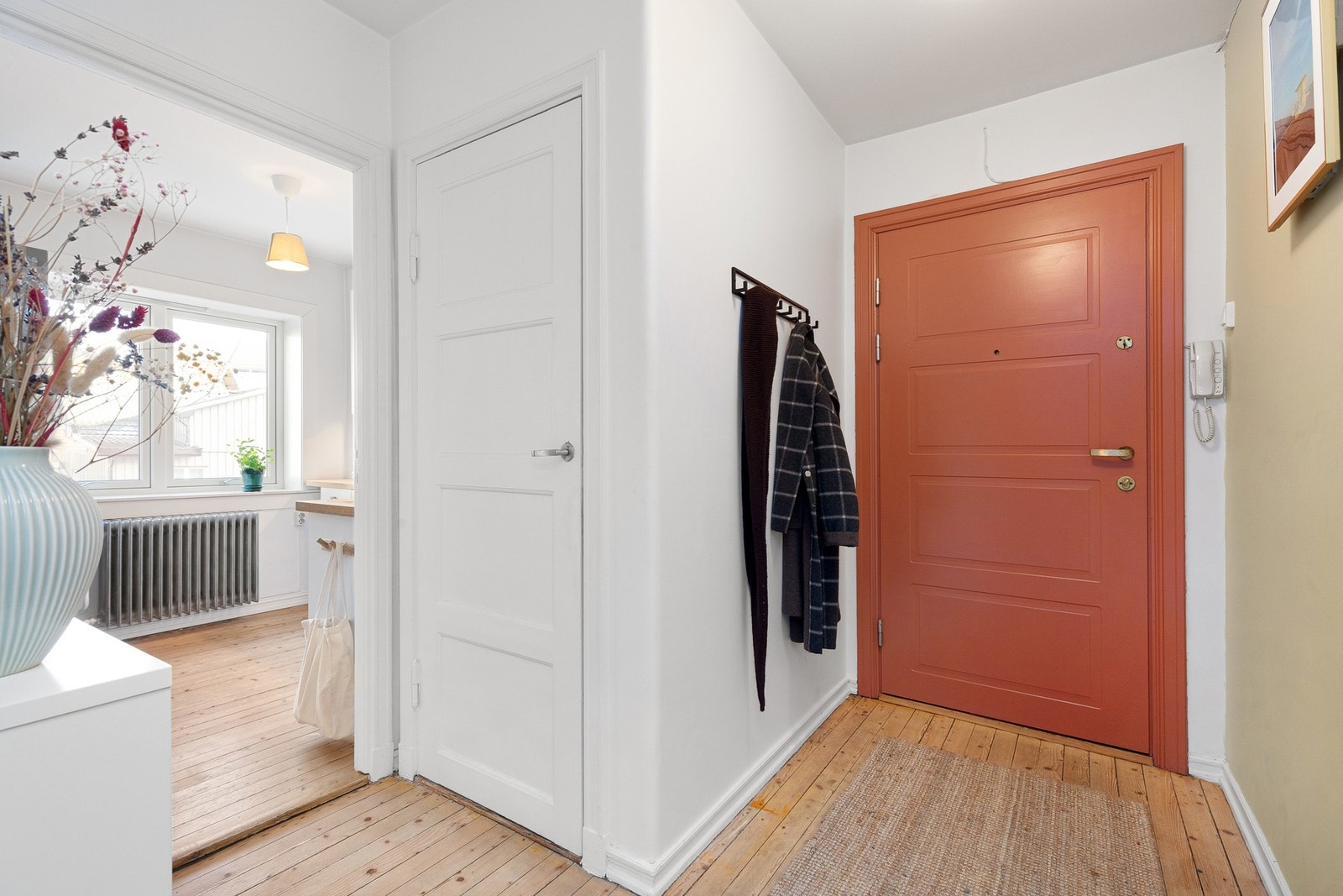 Entréen er tiltalende, med plass til oppbevaring av sko og yttertøy. Galleribilde