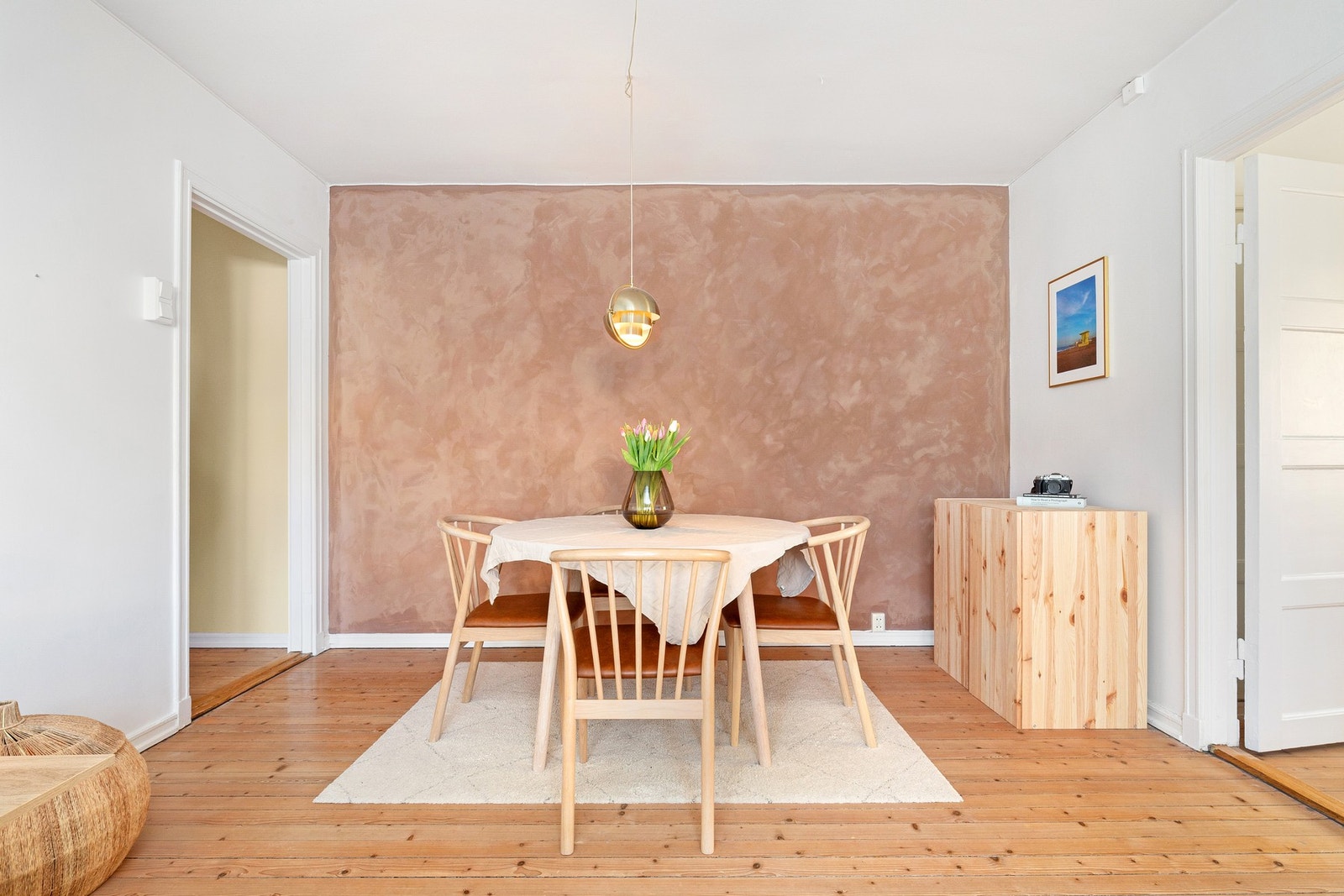 Naturlig plass for spisebord - her kan man invitere venner og familie til hyggelige lag! Galleribilde