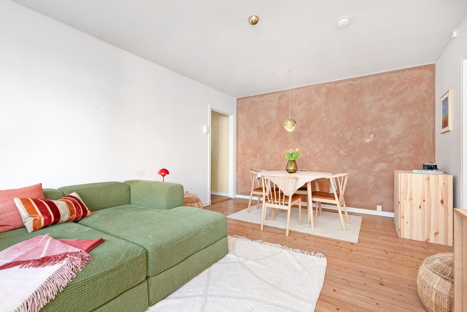 Naturlig plass for spisebord - her kan man invitere venner og familie til hyggelige lag! Galleribilde