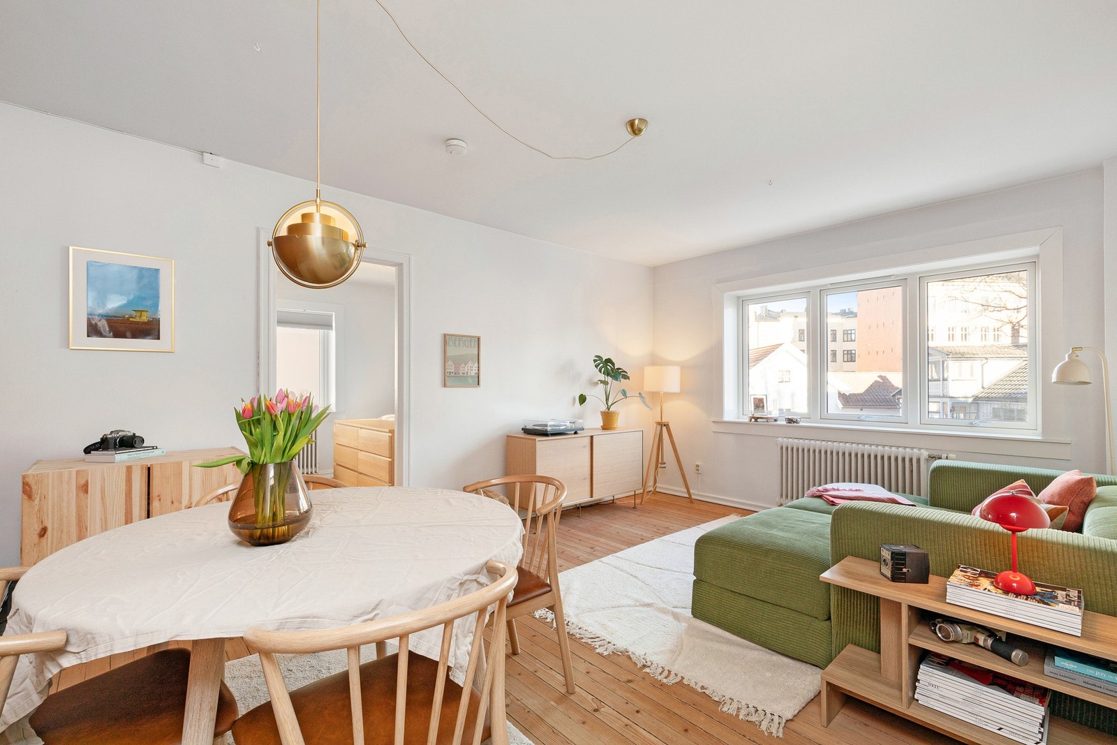 Velkommen til
Enebakkveien 25C - En lekker 2-roms hjørneleilighet, beliggende rolig og tilbaketrukket på idylliske Vålerenga. Galleribilde