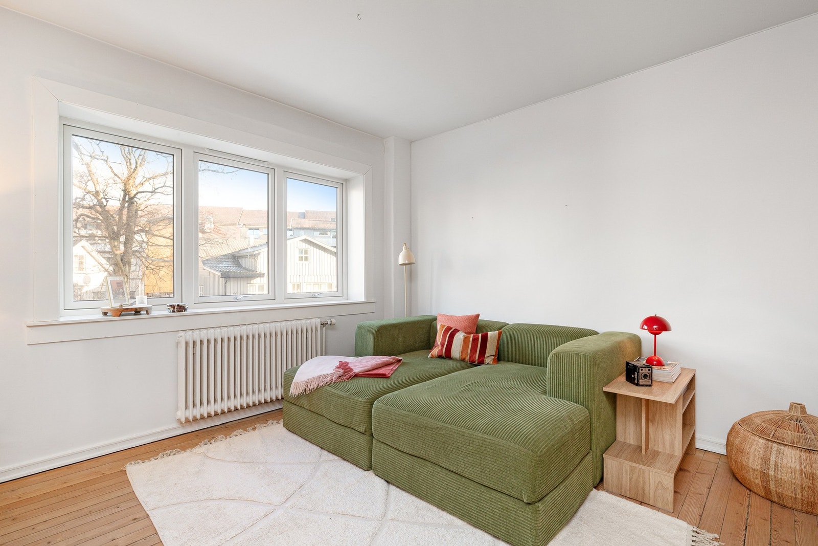 Leiligheten har minimalt med innsyn og er vendt ut mot en lite trafikkert gate. Galleribilde