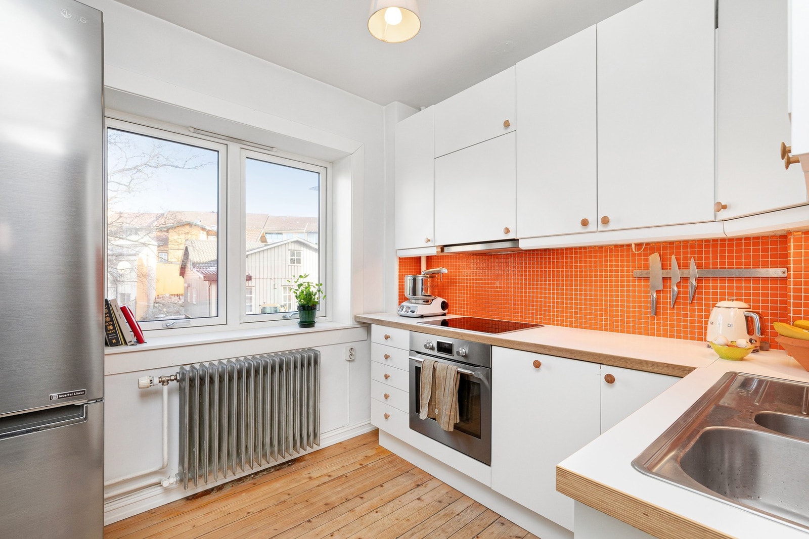 Separat kjøkken med tidsriktig og moderne IKEA kjøkkeninnredning med god benk- og lagringsplas Galleribilde