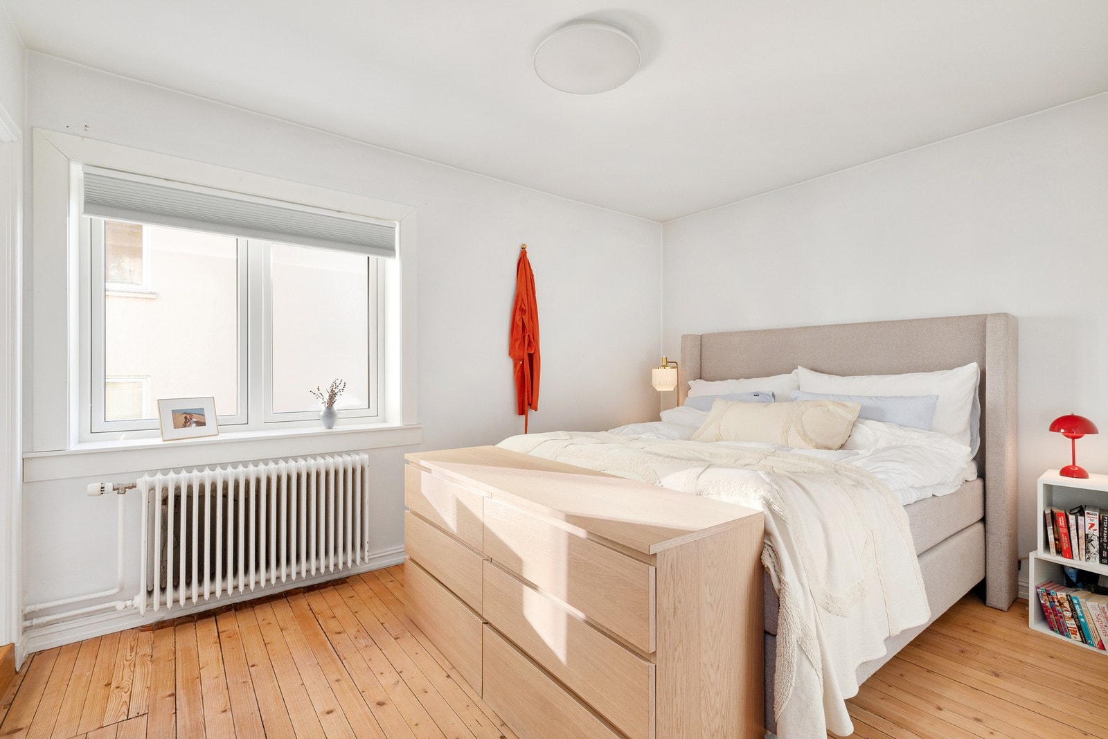 Soverommet er holdt i lys farge som står i stil med resten av leiligheten. Galleribilde