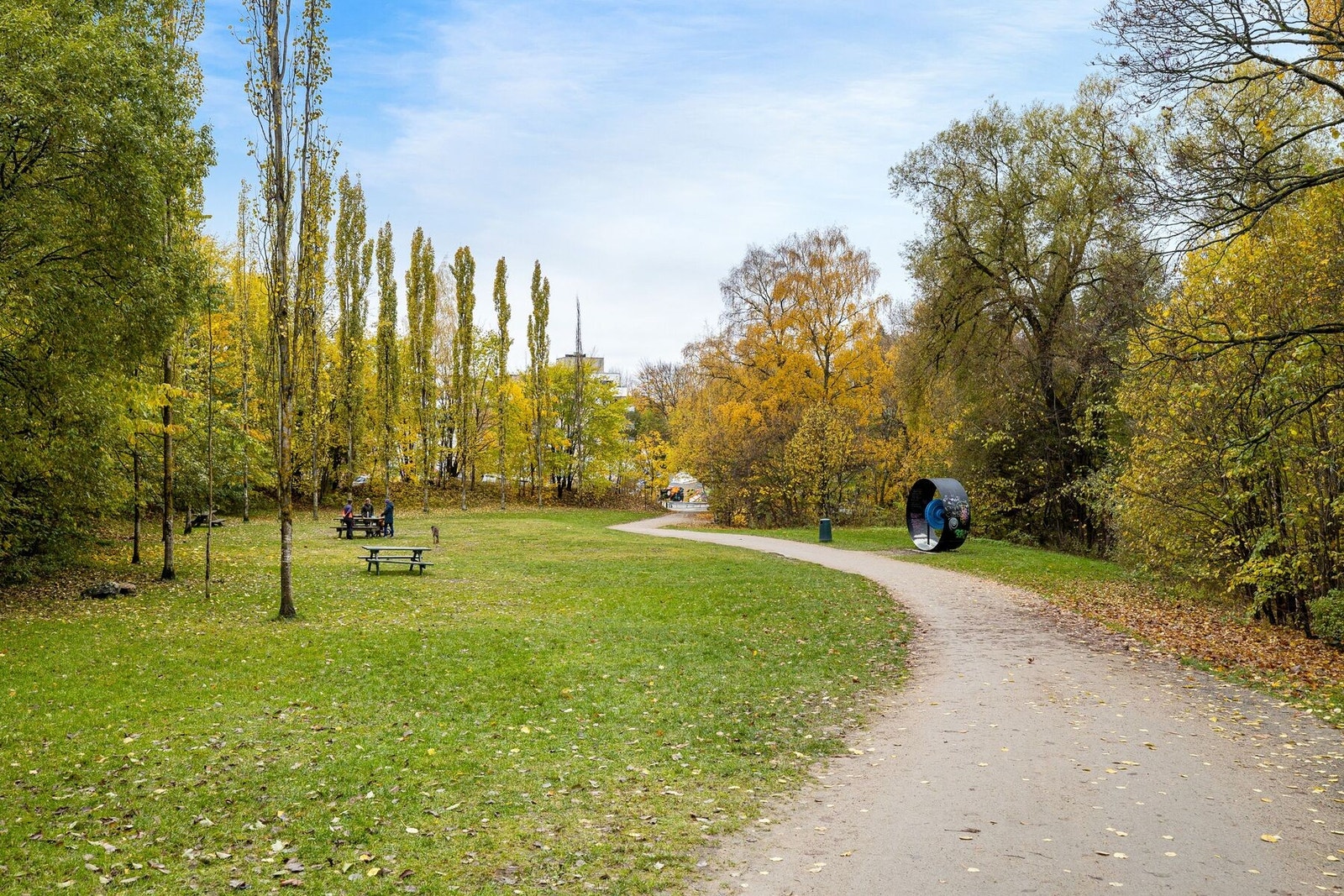 Svartdalsparken har en idyllisk tursti langs elvebredden mot sentrum eller mot Lillomarka. Galleribilde