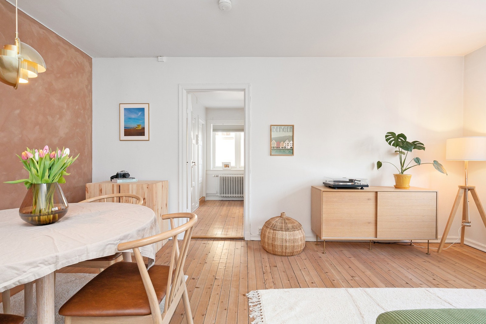 Stuen fremstår lys, luftig og tidsmessig utført. Galleribilde