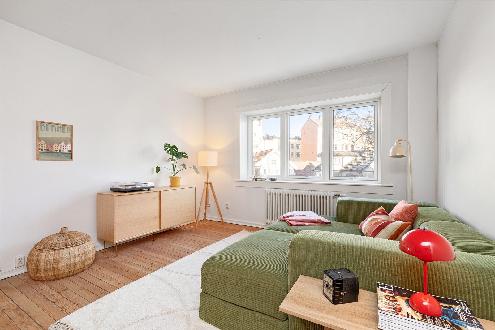 Generøse vindusflater som slipper inn godt med naturlig lys. Vinduer skiftet i regi av brl i (2022). Galleribilde