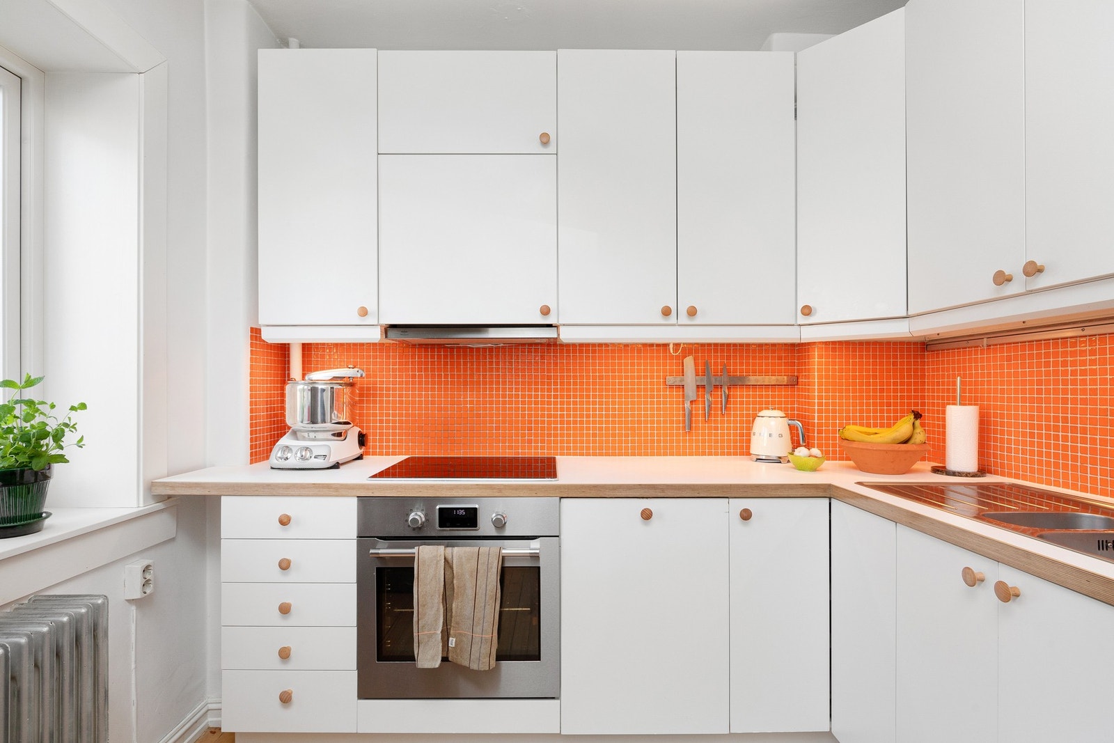 Kjøkkeninnredningen fra 2006, fremstår med normal tilstand i henhold til alder. Galleribilde