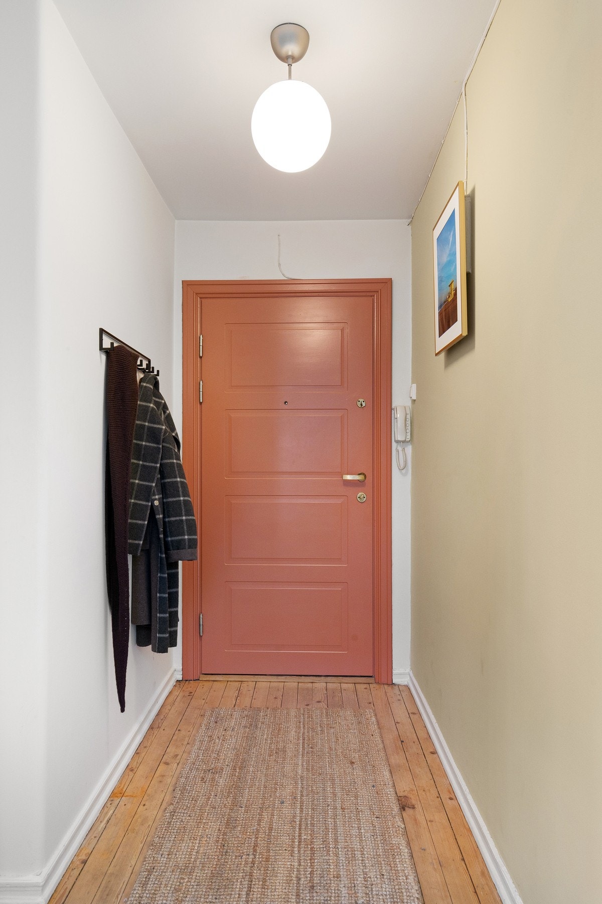 Entréen er tiltalende, med plass til oppbevaring av sko og yttertøy. Galleribilde