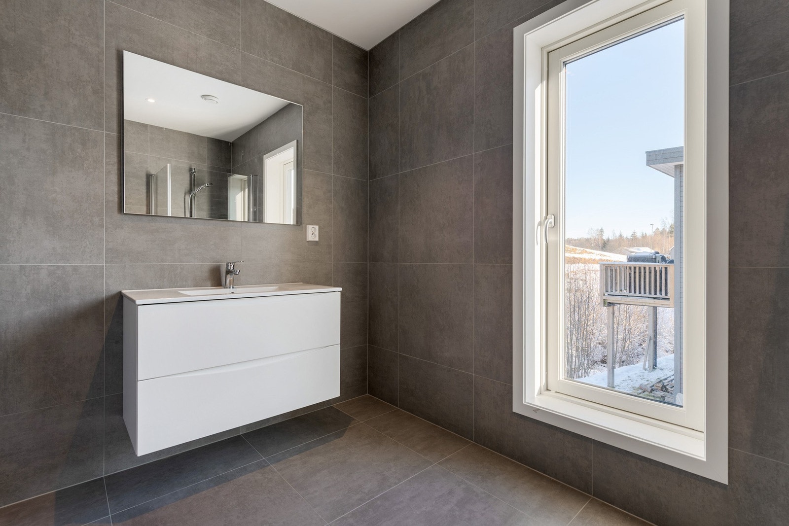 Badet er romslig og pent. Galleribilde