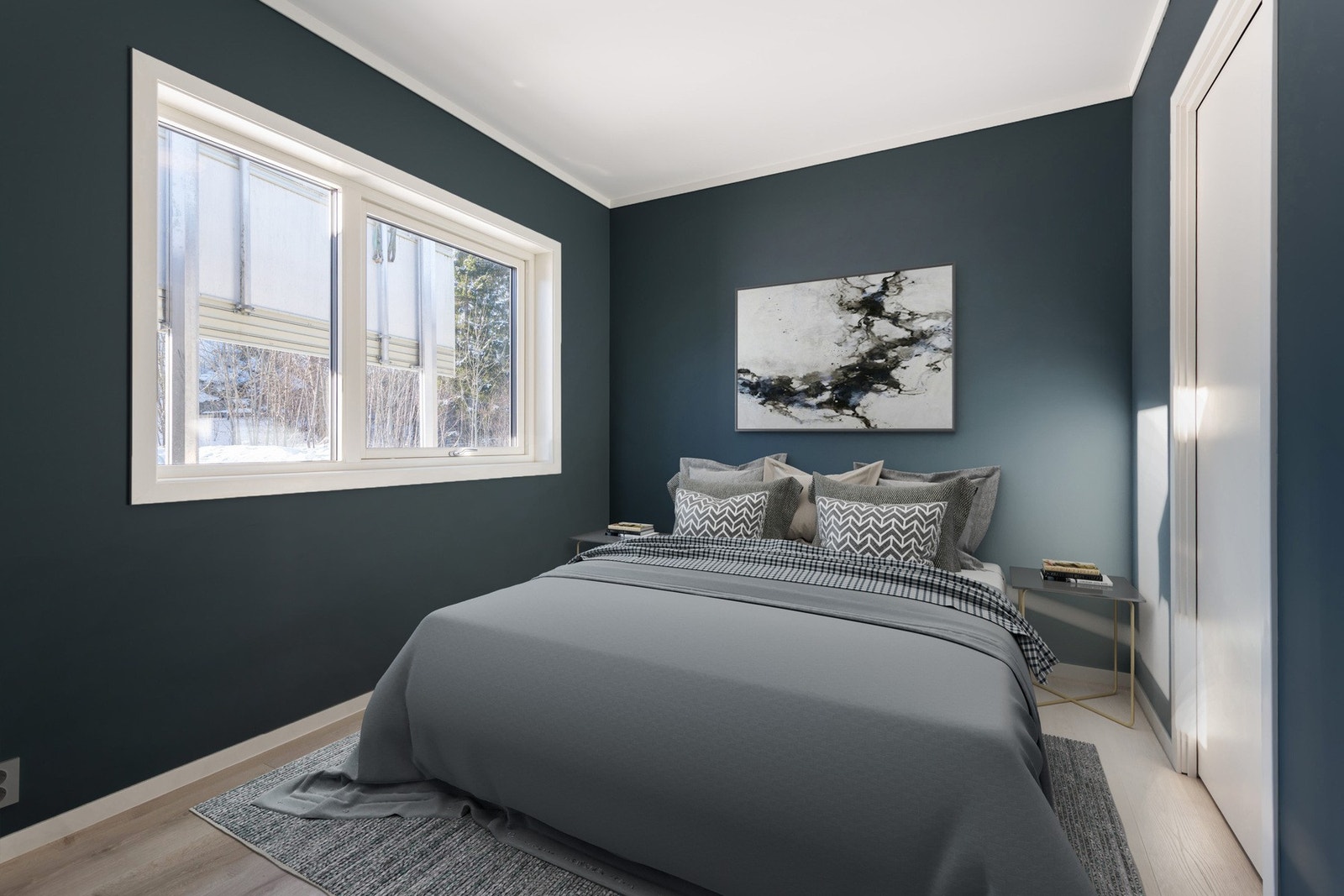 Soverom 1 ligger i hovedetasjen. Her er det også walk-in-closet. Galleribilde