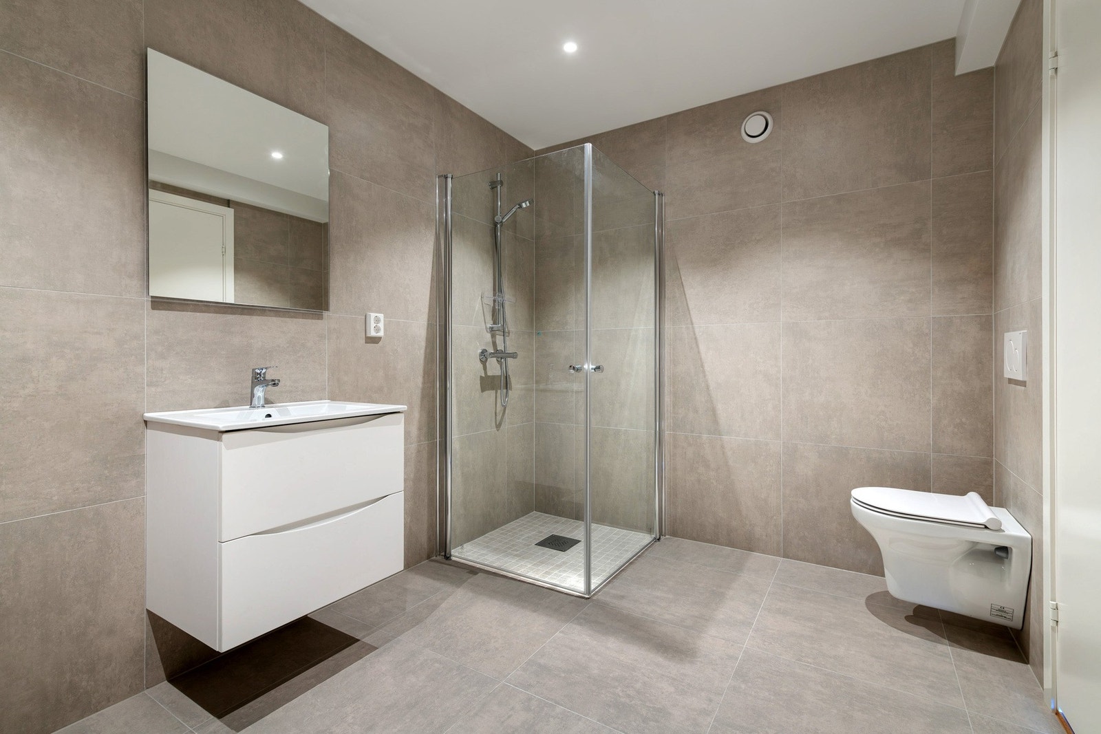 I boliger det 2 flotte bad. Dette er også utmerket som bad/vaskerom. Galleribilde