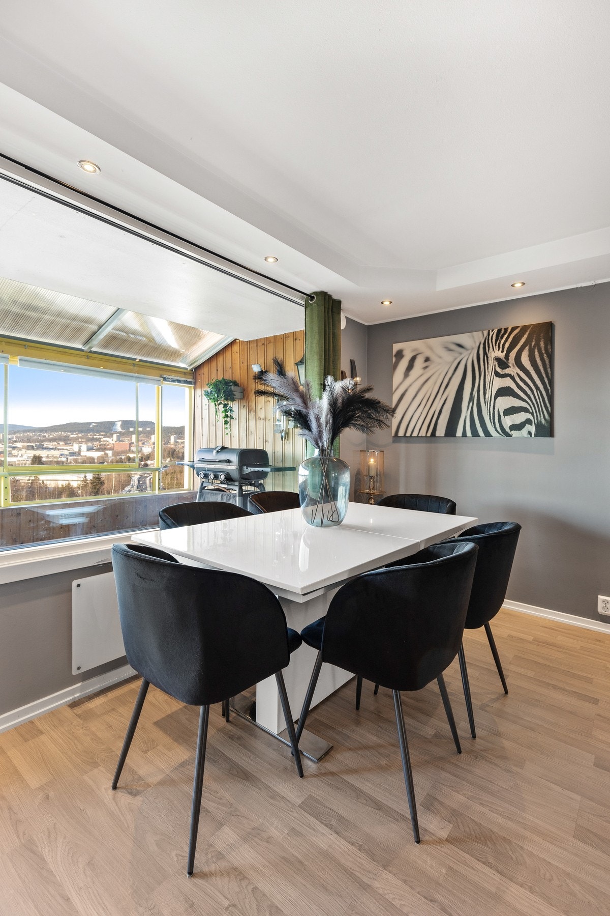 Det er naturlig plass for spisebord ved vinduet, her kan du nyte en langstrakt utsikt ved måltiden. Galleribilde