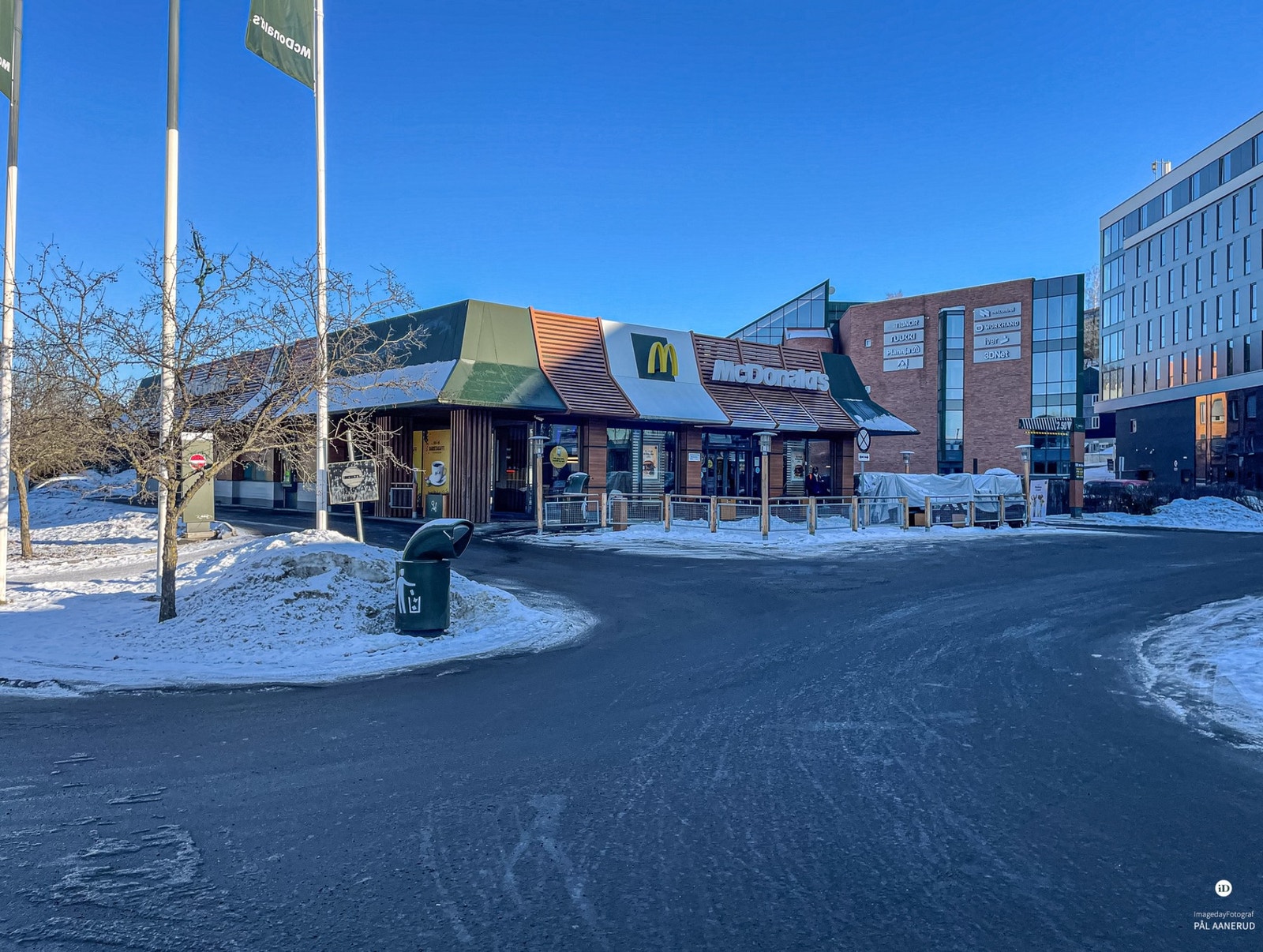 Mc Donalds, Cirkle K og mange andre forretninger ligger i nærområdet. En kort kjøretur unna finner du IKEA og Tveita senter. Galleribilde