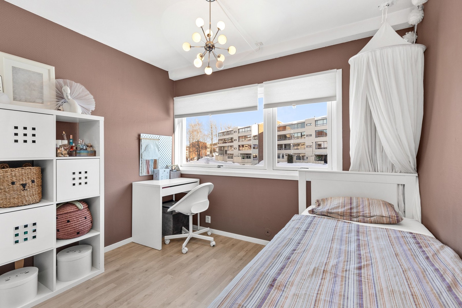 Overflater består av laminatgulv og malte vegger. Galleribilde