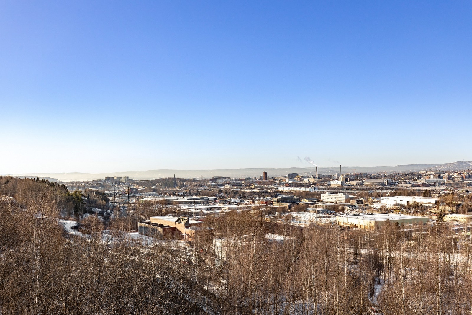 Boligen kan skryte med en imponerende utsikt, som kan nytes både dag- og kveldstid. Galleribilde