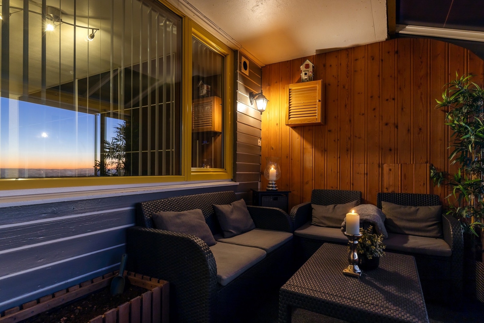 Med komfortable møbler, som puter og lamper eller levende lys kan du gjøre balkongen til en favorittplass for både deg selv og gjestene dine. Det skaper en hyggelig atmosfære på kveldstid. Galleribilde