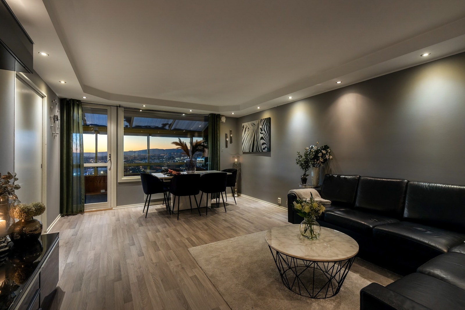 Når kvelden faller på, blir stuen et koselig og innbydende rom. Galleribilde