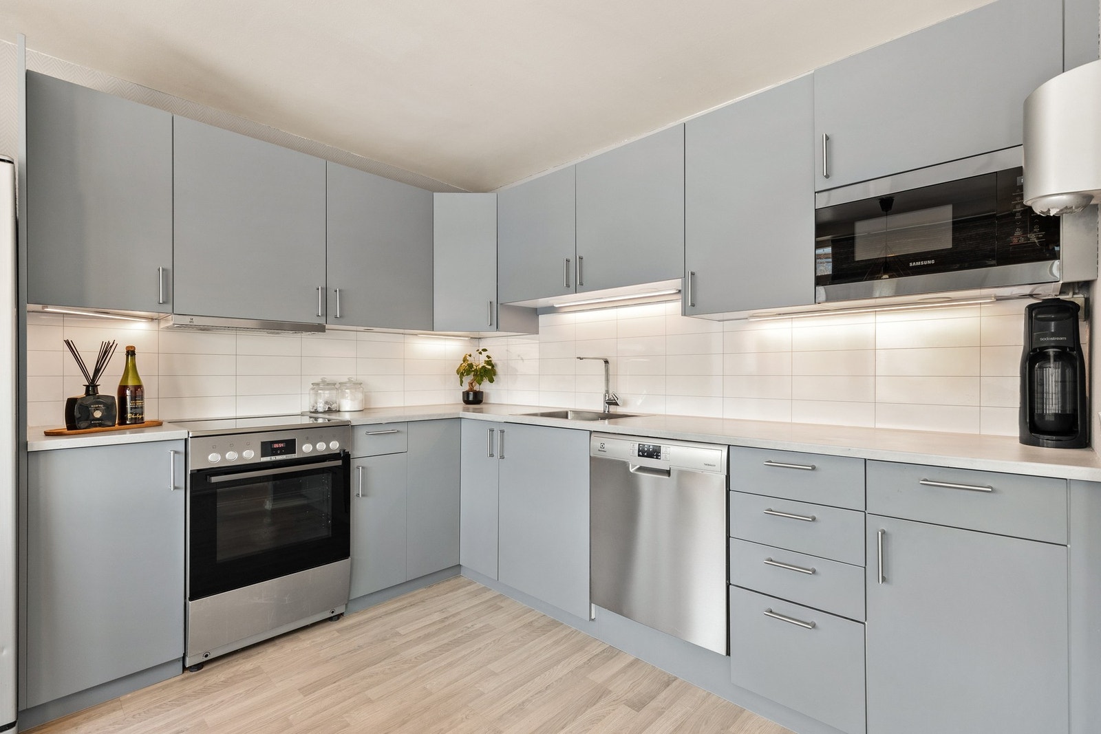 Innredningen består av glatte fronter, laminat benkeplate med vask. Galleribilde