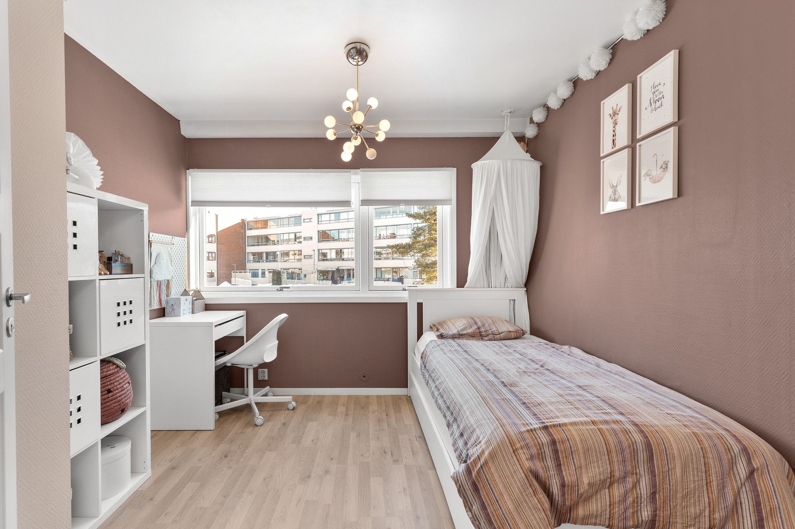 Det er plass til seng, skrivebord og garderobeskap. Galleribilde