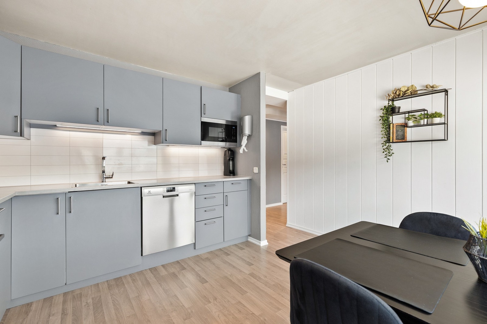 Alle hvitevarer medfølger ved handelen og består av kjøleskap med frys, komfyr, oppvaskmaskin og ventilator med avkast over skap. Galleribilde