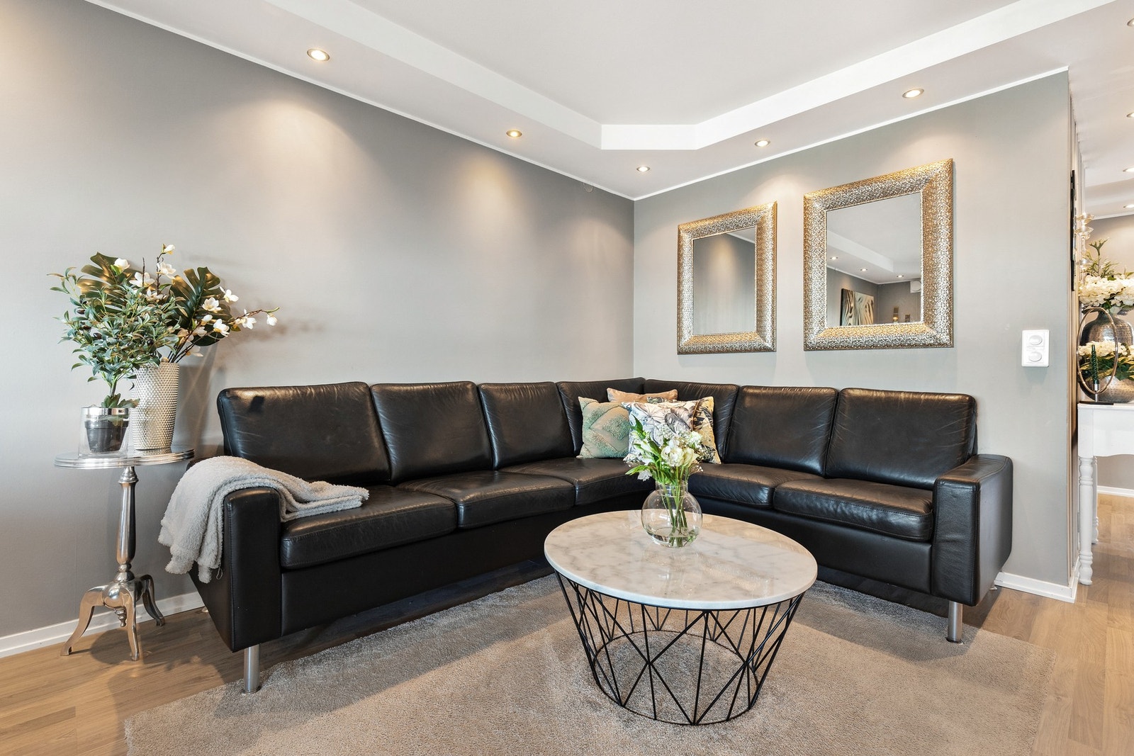 Overflater består av laminatgulv og malte veggflater. Galleribilde