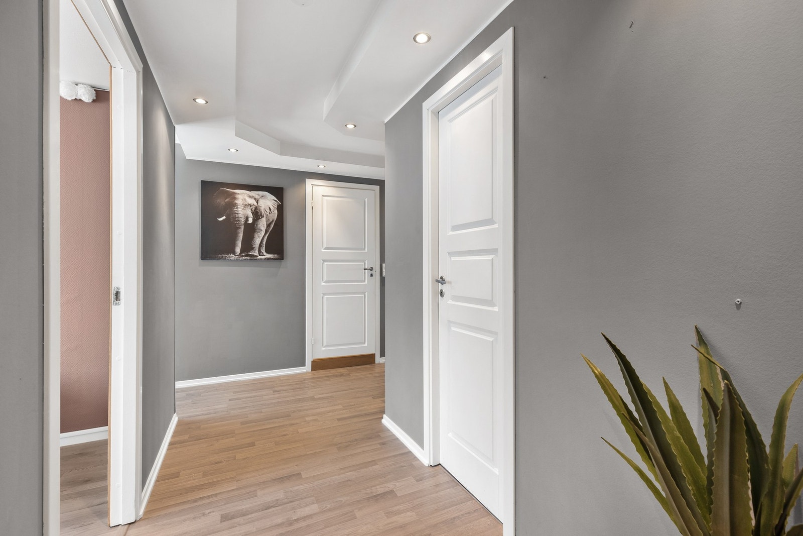 Boligen har en praktisk planløsning, som består av entre/gang, bod, tre soverom, separat kjøkken, baderom samt stue med adkomst til en innglasset balkong. Galleribilde