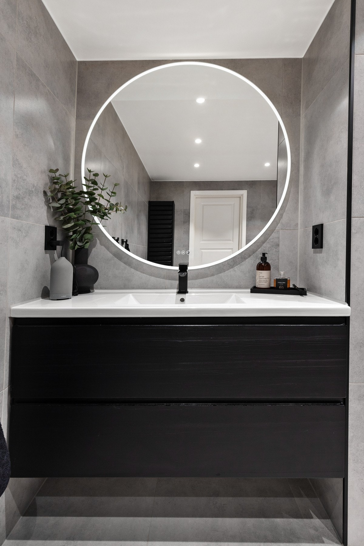 Overflater består av pene fliser på vegg og gulv. Galleribilde