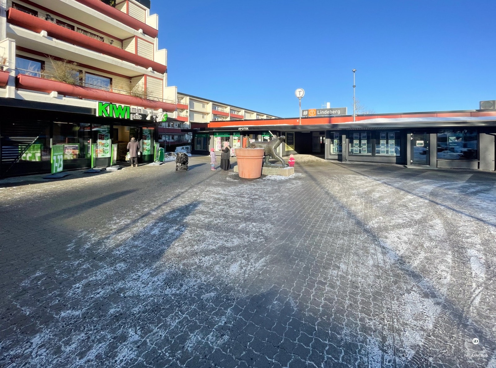 I nærområdet finner du flere dagligvarebutikker. Det er et par minutters gangetur til Kiwi på Trosterud. Denne bilden er fra Lindeberg senter. Galleribilde