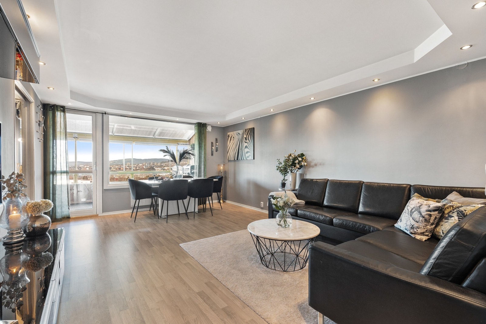 Boligen har en praktisk planløsning med som består av entre og gang, tre soverom, stue, baderom, kjøkken samt bod. Galleribilde