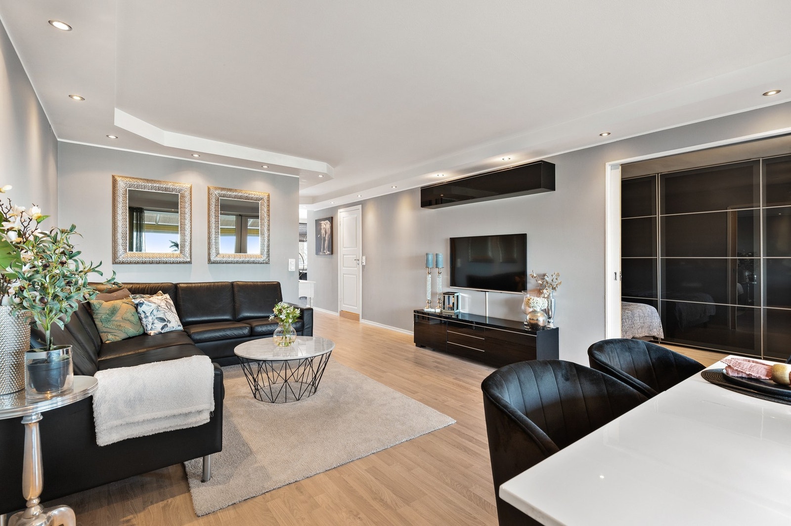 Rommet oppleves som lyst og romslig, med god plass for ønsket møblement. Galleribilde