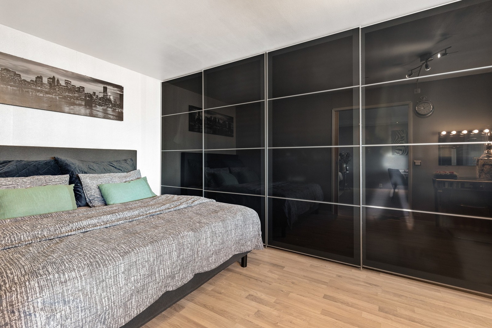 Det er installert praktiskt skyvedørsgarderobe med meget god plass for oppbevaring. Galleribilde