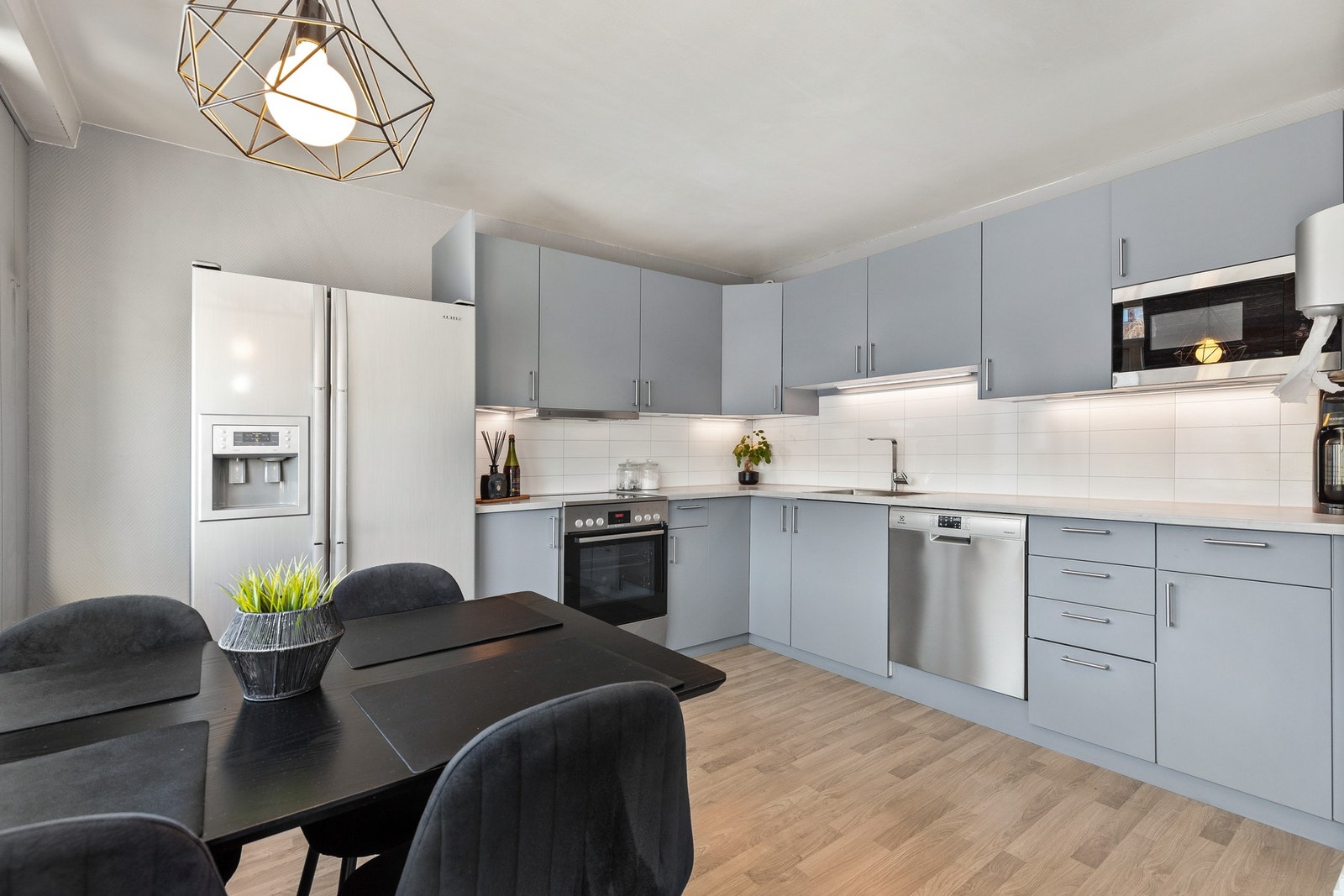 Det er godt med plass for spisegruppe, og rikelig med skap- og benkeplass. Galleribilde