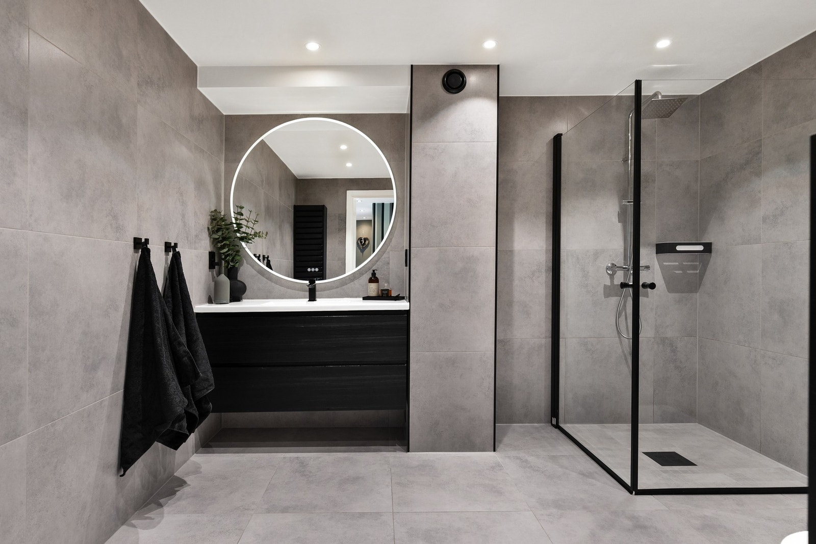 Lekkert baderom fra 2023, med behagelig gulvvarme installert. Galleribilde