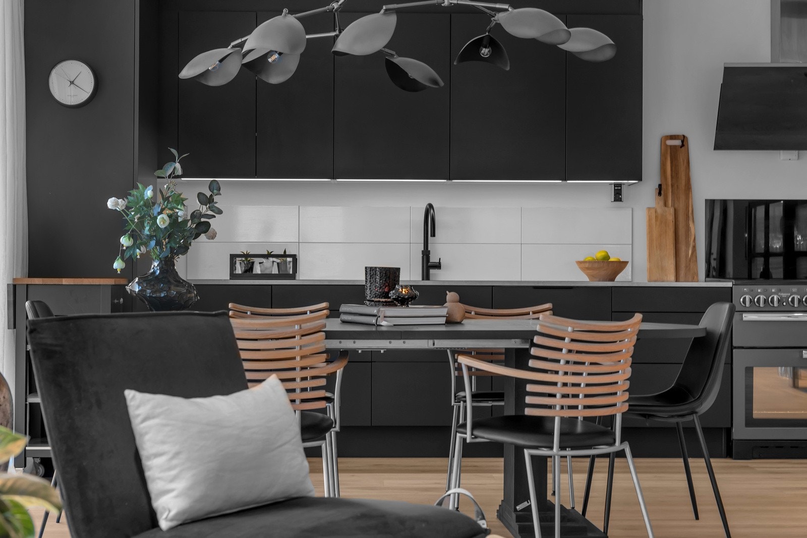 Det er lagt mye tanke i kjøkkenet som er rikelig utstyrt med smarte løsninger og gode hvitevarer Galleribilde