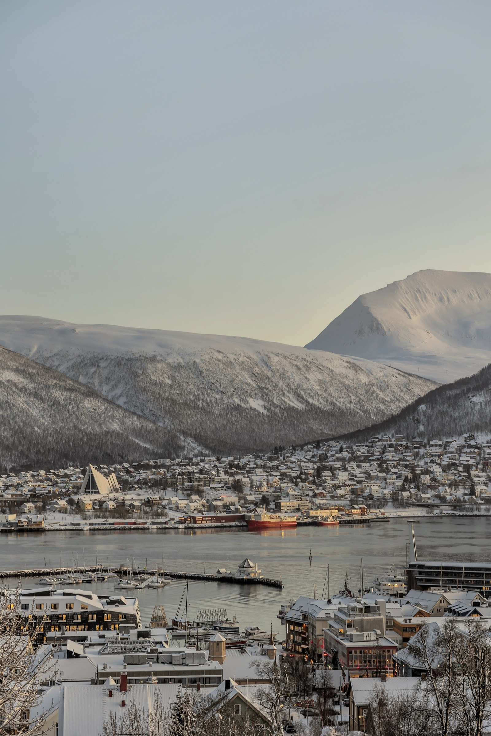 Tromsøsundbrua, Ishavskatedralen, Fjellheisen og Tromsdalstinden er rett ut vinduene Galleribilde