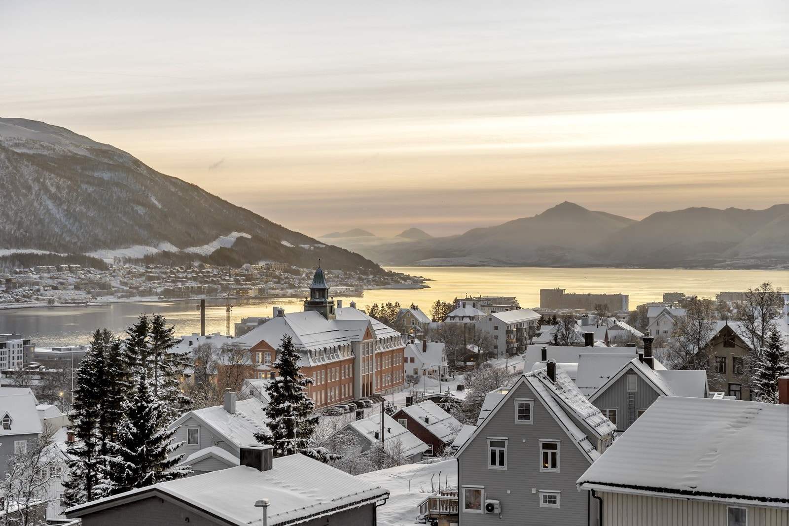 En av de mange flotte fasilitetene ved å bo på "byens tak" er at du kan nyte det flotte utsynet over sentrum, utsikten mot Baldfjorden og Malangen i tillegg til de meste kjente landemerkene i Tromsø Galleribilde