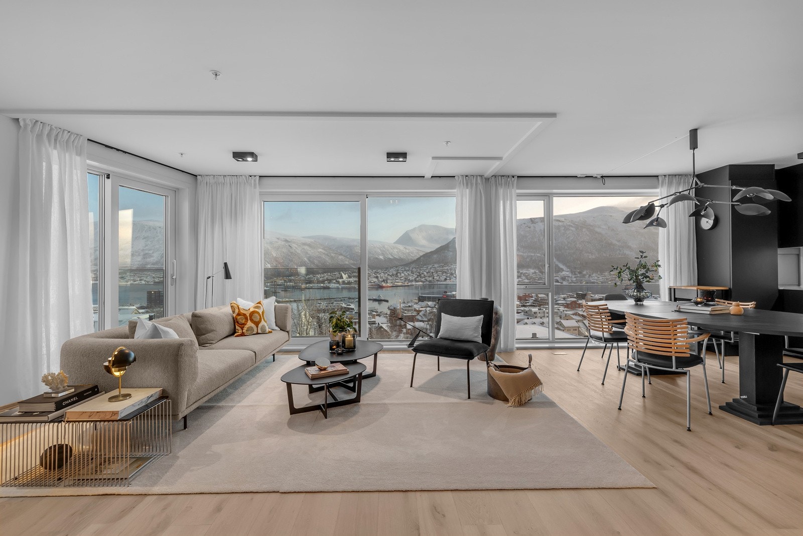 Stue og kjøkken er i åpen løsning Galleribilde