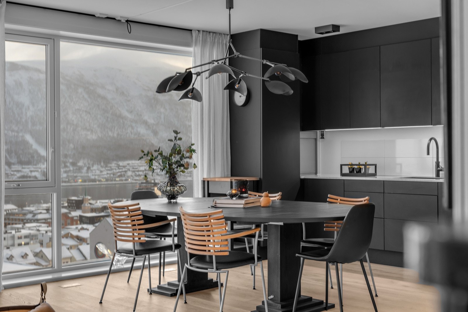 Fra gangen ledes du til dette nydelige og betydelig oppgarderte kjøkkenet Galleribilde