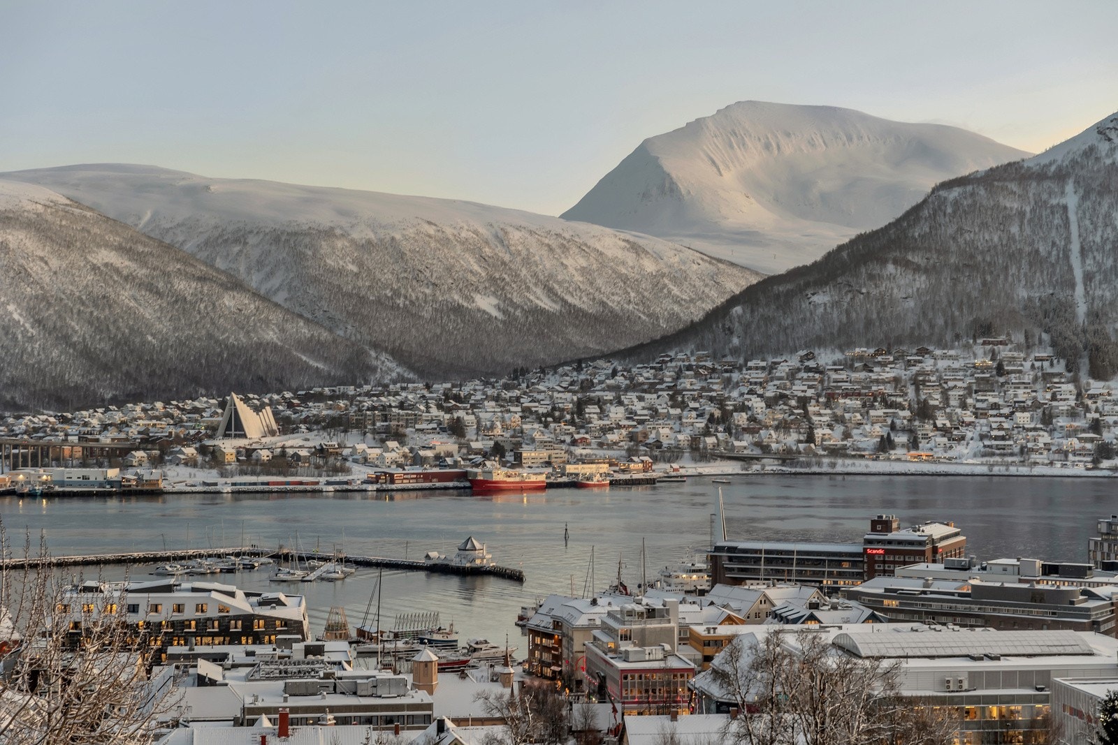 Storhaugen 11 er en eksepsjonell 4-roms toppetasjeleilighet med utsikten man drømmen om! Galleribilde