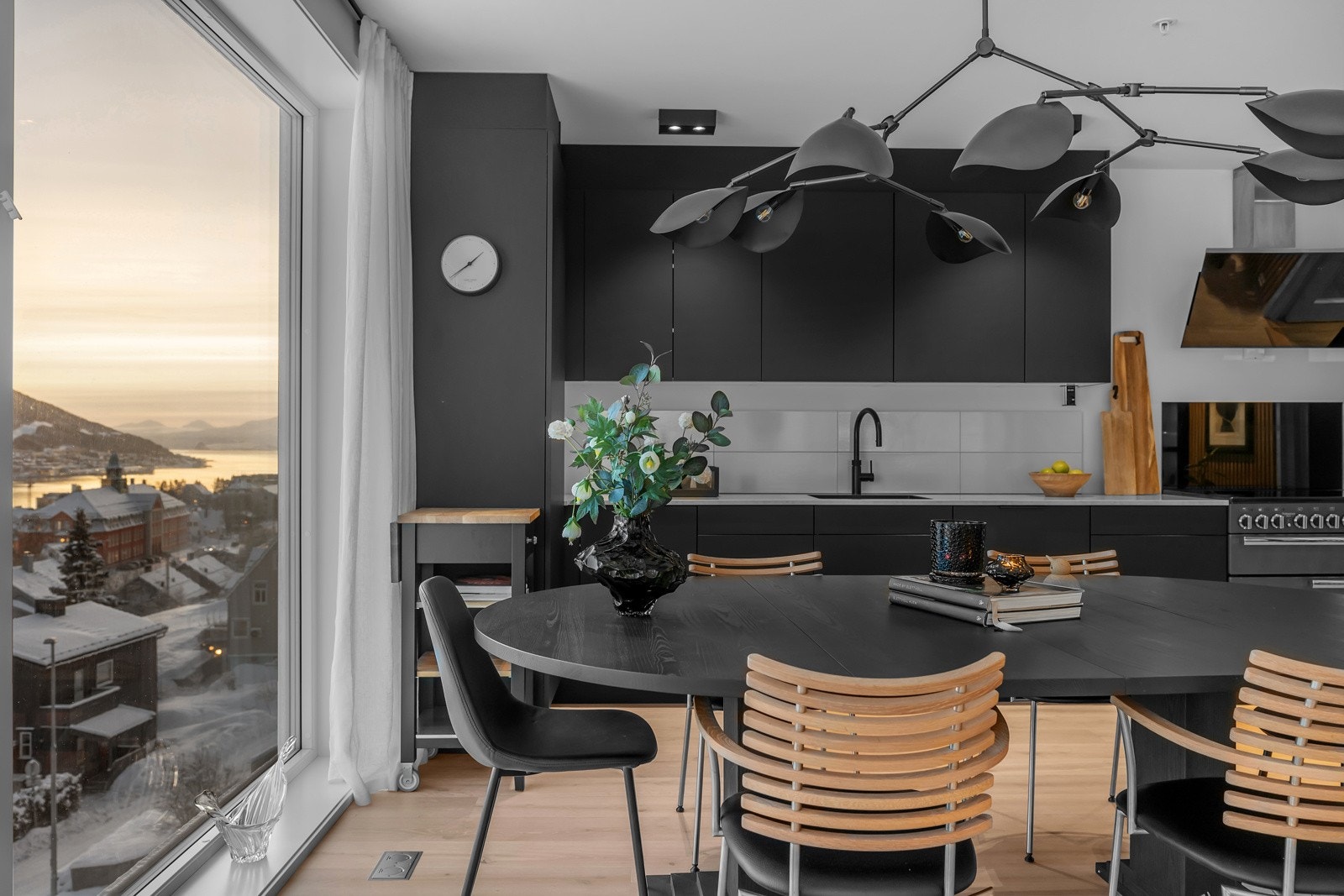 Fra spisestua nyter du den fantastiske utsikten fra store vindusflater Galleribilde