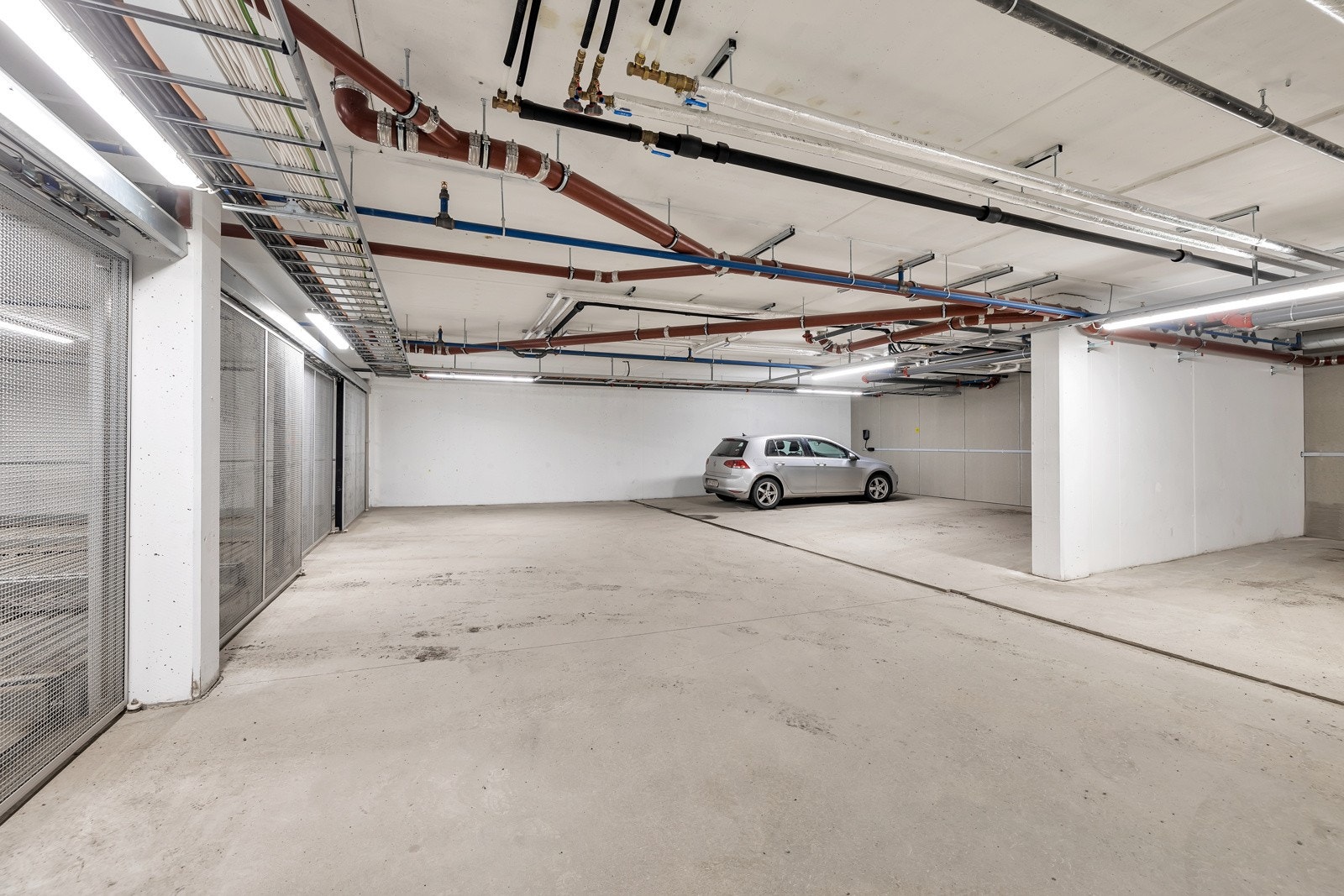 Det er fast plass i garasjeanlegg under boligene. Her har du en ekstra stor plass Galleribilde