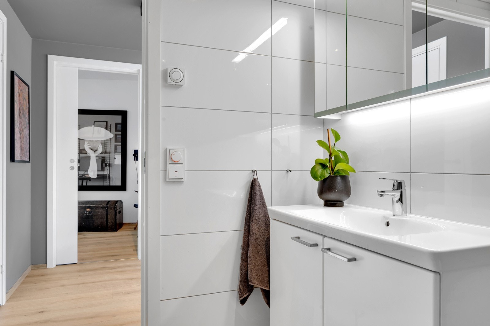 Fin innredning med heldekkende servant. Lagting i innredning og speilskap Galleribilde