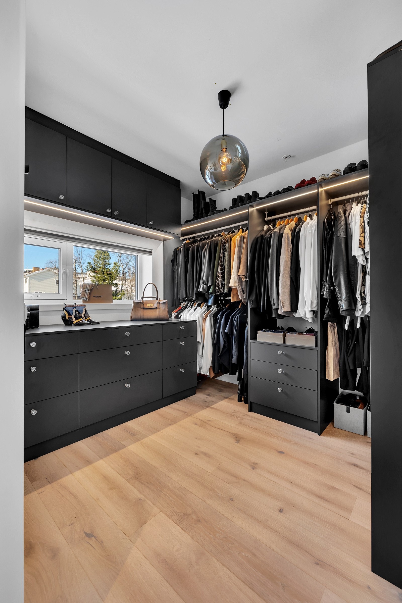 Fra gangen er det inngang til leilighetens 3. soverom som i dag nyttes til garderobe Galleribilde