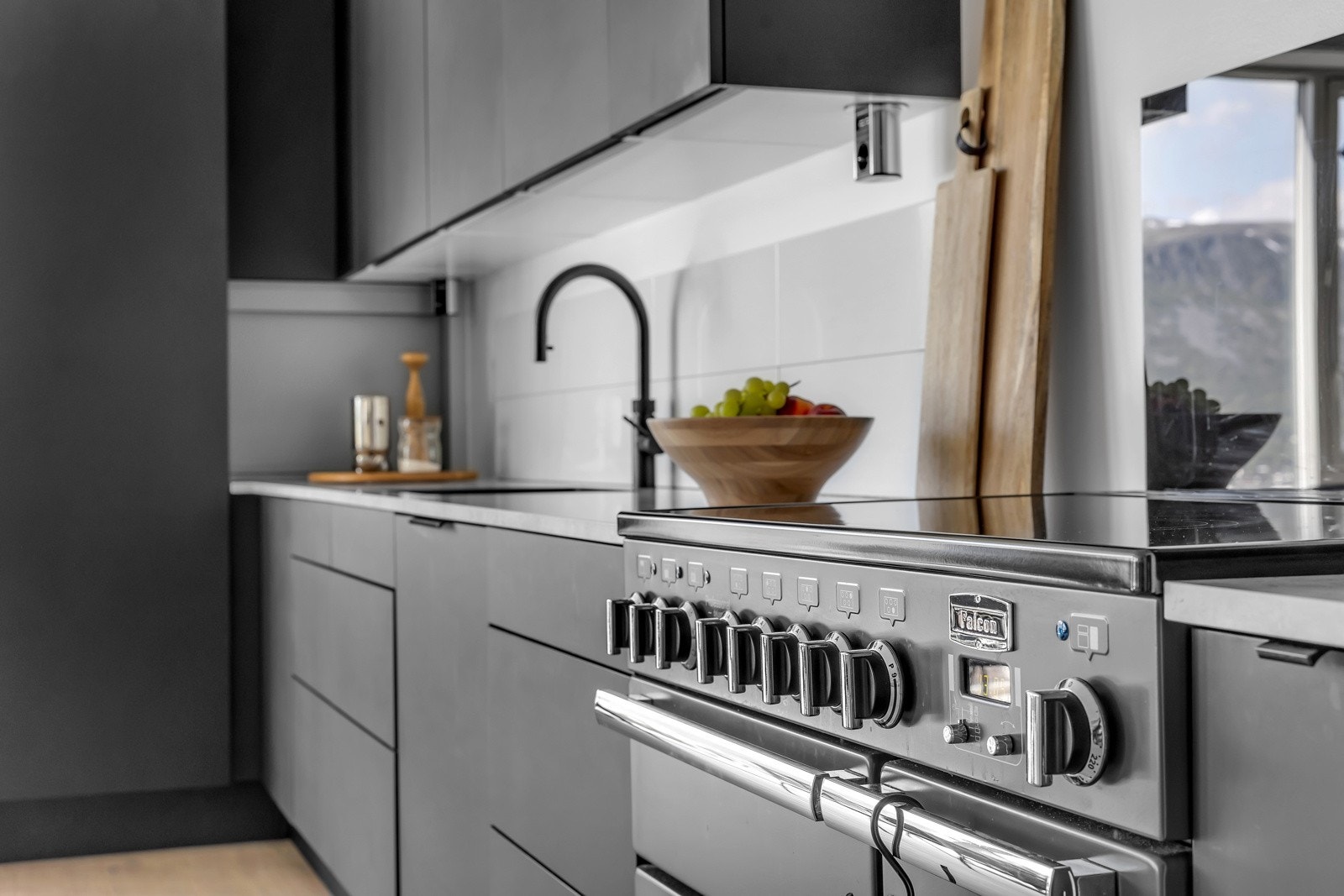 Kjøkkenet er moderne, men i en "rolig" utførelse Galleribilde