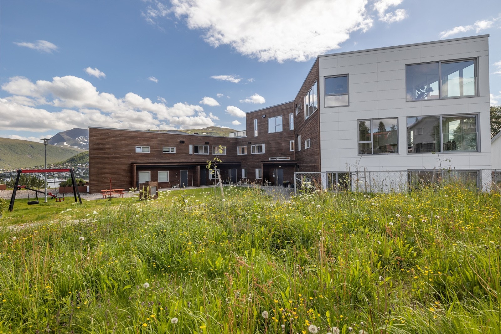 Utenfor bygget er det opparbeidet fine grønne områder Galleribilde