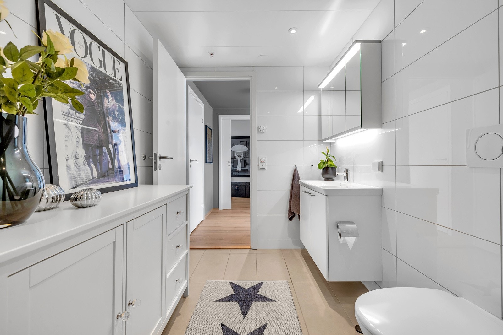 Badet er pent og praktisk med fliser på gulv og vegger Galleribilde